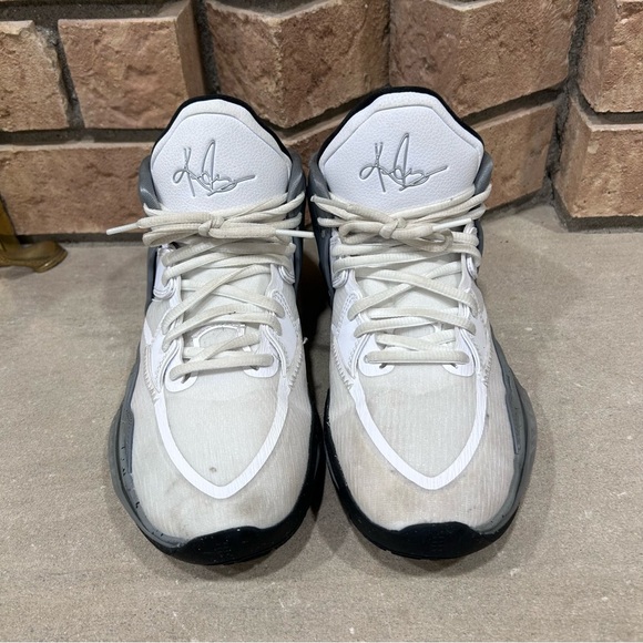 Nike Boys Kyrie Infinity SE DD0335-108 Gray women’s Sneakers Size 8.5 / kids 7Y - Picture 2 of 5